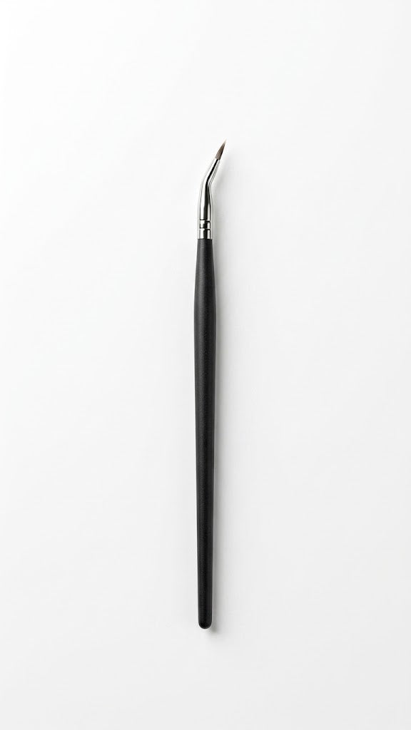 Curved eyeliner brush